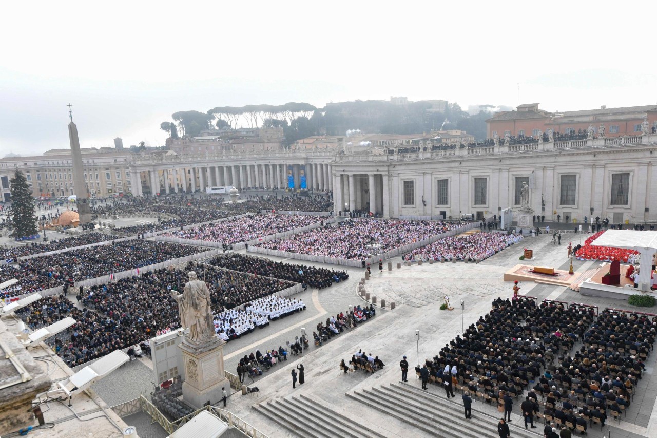 告別彌撒共約六萬人聚集參與。（圖／翻攝自Twitter@VaticanNews）